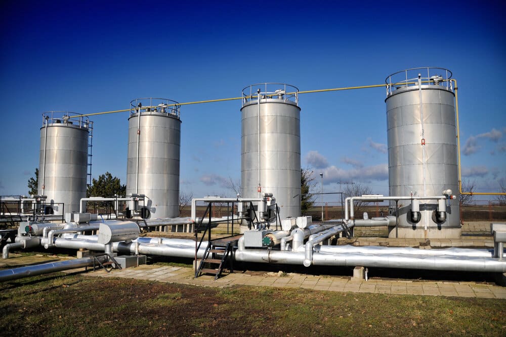 plant with optimized tanks and process equipment
