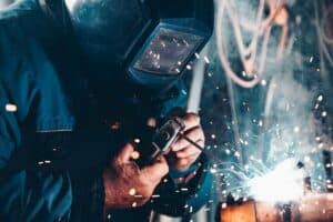 welder with calibrated and safe equipment