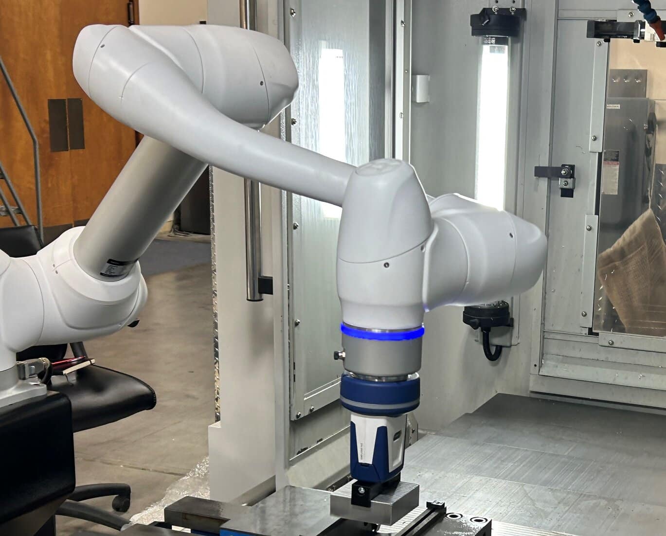 doosan robot performing automated manual tasks